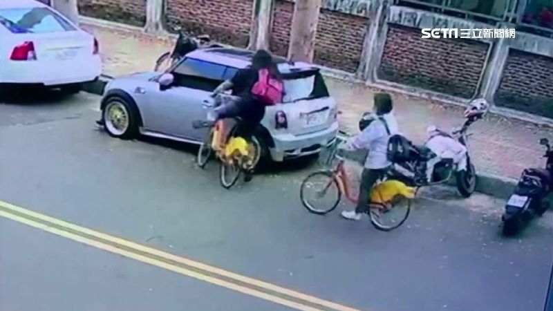 她樂「甩髮」失重心　意外撞百萬轎車