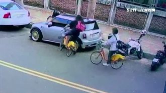 她樂「甩髮」失重心　意外撞百萬轎車