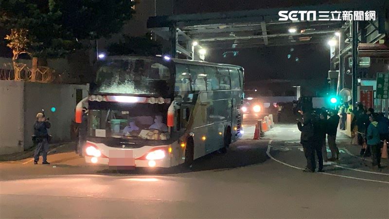 192台人搭東航武漢專機　凌晨返台