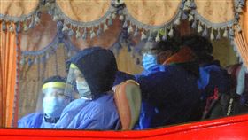 ★華航武漢專機返台     旅客檢疫神情疲憊搭乘中華航空公司的第2批武漢專機旅客，於昨天深夜抵達桃園國際機場，透過車窗看到旅客的神情顯得相當疲憊。中央社記者邱俊欽桃園機場攝　　109年3月11日