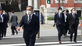 一罩難求　日政府新設口罩小組武漢肺炎（2019冠狀病毒疾病，COVID-19）疫情擴大，日本面臨口罩嚴重缺貨的問題，日本政府相關部會9日成立一個「口罩小組」。中央社記者楊明珠東京攝　109年3月10日