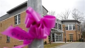 截至紐約時間10日止，美國紐約州達173例確診，其中108例集中在韋斯切斯特郡（Westchester County）紐羅希市（New Rochelle）。圖為猶太教堂外綁著的紅絲帶，象徵對社區的支持。（圖／美聯社／達志影像）