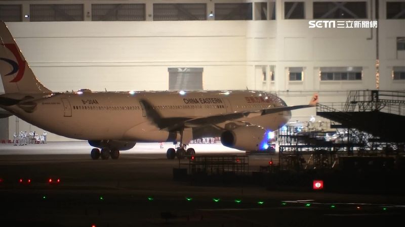 超扯包機內幕　禁穿防護衣臨時塞人