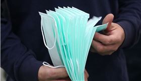 口罩實名制2.0預計12日上路，民眾可用健保卡、自然人憑證上網訂口罩，也可用健保APP認證購買。政策10日宣布後，健保APP流量瞬間爆量，一度當機。（中央社檔案照片）