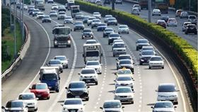 武漢肺炎疫情影響，開車通勤變多，高速公路局統計，近期平日國道交通量增加，造成上午北部北上尖峰時段壅塞。（中央社檔案照片）