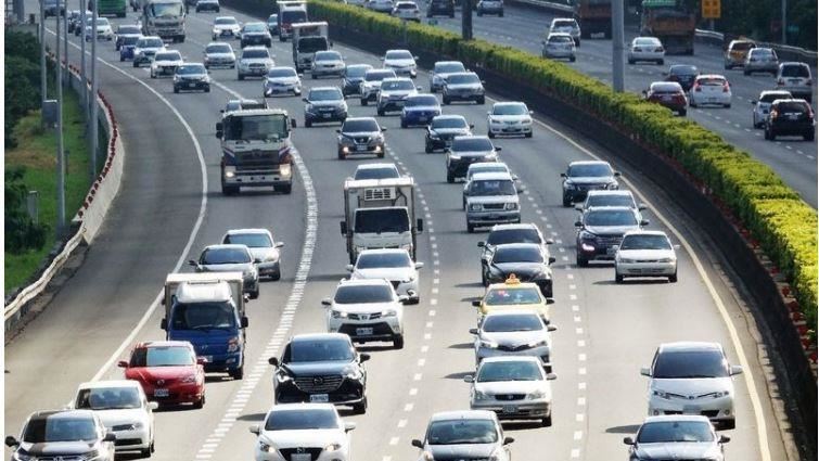 開車通勤變多　國道上午塞爆