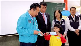 外商贈嘉縣小學10萬片口罩（2）嘉義縣長翁章梁（左）將新加坡外商潘杰賢贈送的口罩轉分送給文昌國小，並與學童一起示範如何正確戴口罩。（嘉義縣政府提供）中央社記者蔡智明傳真　109年3月10日