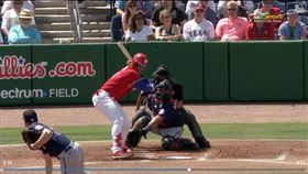 ▲哈波（Bryce Harper）挨觸身球傷退。（圖／翻攝自MLB官網）