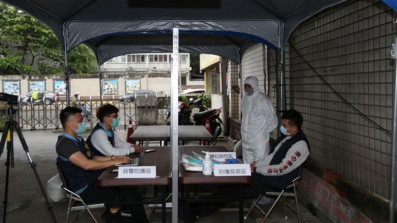 嚴防新冠肺炎　新莊警設戶外偵訊區