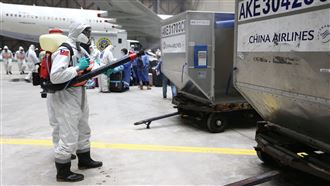 第2批專機抵台全消毒！化學兵曝光了