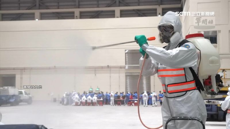 第2批包機抵台　化學兵赴桃機消毒