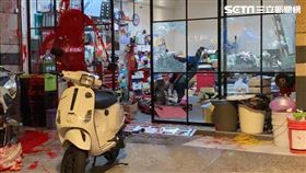 台北市士林區機車行遭惡煞潑漆砸店。（圖／翻攝畫面）