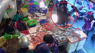 戴口罩防疫兼三隻手　婦市場竊包被逮