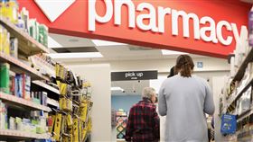 美國口罩之亂 感染病毒可無症狀引發激辯有美國專家預測，境內可能仍有許多隱藏的武漢肺炎病例，引發民眾激辯究竟該不該戴口罩來自保。圖為民眾在美國大型連鎖藥局CVS店內排隊領藥。中央社記者徐薇婷華盛頓攝  109年3月11日