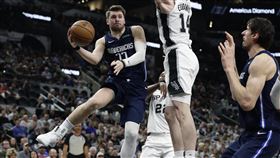 ▲東契奇（Luka Doncic）攻下全場最高38分，獨行俠遭馬刺逆轉。（圖／美聯社／達志影像）