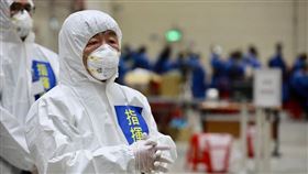 陳時中深夜緊盯包機　堅強背影逼哭上萬人、包機、武漢、消毒、檢疫、化學兵。（圖／翻攝自衛生福利部臉書）