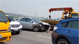 國道一號彰化路段四車連環撞　為閃防撞工程車失控兩人送醫（圖／翻攝畫面）