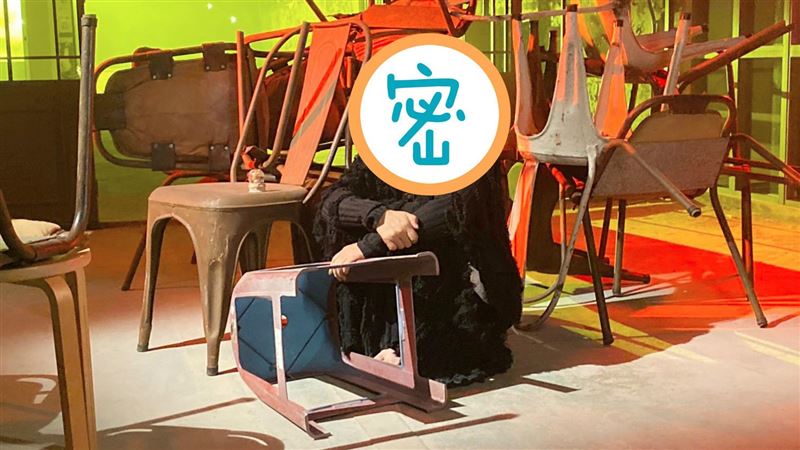 喪母後崩潰　歌后首露面坐地披頭散髮