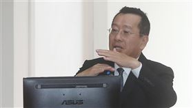 顧立雄籲台股投資人  長線布局定期定額受武漢肺炎疫情影響，美股近期大漲大跌，市場憂心連動台股表現。金管會主委顧立雄11日在立法院表示，台股沒有呈現雲霄飛車式的漲跌情況，呼籲投資人仍要「長線布局、定期定額」。中央社記者鄭傑文攝　109年3月11日