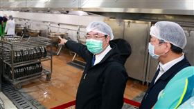 武漢肺炎疫情蔓延  黃偉哲要求學校廚工戴口罩俗稱武漢肺炎的2019冠狀病毒疾病（COVID-19）疫情蔓延，台南市長黃偉哲（左）11日視察學校供餐的衛生及安全，要求廚工配戴口罩，防止口沫及病菌污染食物。（台南市政府提供）中央社記者張榮祥台南傳真  109年3月11日
