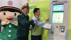 i郵箱進駐竹縣府　便民領取郵件新竹縣政府打造便民服務洽公環境，提供手機充電及輪椅借用等服務，並與中華郵政合作設置「i郵箱」，11日啟用，提供包裹寄件、取件功能等服務，也讓民眾方便領取郵件，不受郵局營業時間限制。中央社記者郭宣(文三)攝　109年3月11日