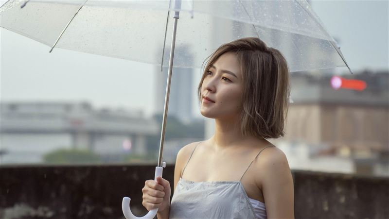 大馬女神濕身拍MV　驚見一群露鳥俠