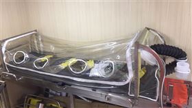 海巡第2艘4000噸級巡防艦將增設負壓病房　海巡署新造第2艘4000噸級巡防艦11日開工，將在艦艇上建置負壓隔離病房，普通病床也增設負壓隔離罩。圖為現有3000噸級巡防艦負壓隔離罩。（海巡署提供）中央社記者陳朝福傳真  109年3月11日