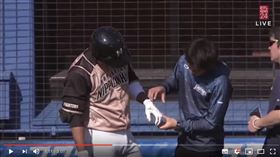 ▲王柏融熱身賽遭到小島和哉觸身球。（圖／截自YouTube）