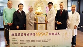 僧醫會與龍山寺捐贈N95口罩　助前線醫護防疫佛教僧伽醫護基金會創辦人慧明法師（左3）與龍山寺董事長黃書瑋（右2）11日共同捐贈一批N95口罩，提供醫護人員防疫所需，由衛福部台北醫院院長徐錦池（右3）代表接受。（衛福部台北醫院提供）中央社記者黃旭昇新北市傳真　109年3月11日