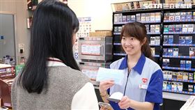 超商業者萊爾富今（11）天表示，除配合政府政策，提供門市Life-ET機台提領口罩服務，也於線上Hi-Life VIP 會員APP創新推出口罩領取平台。（圖／萊爾富提供）

