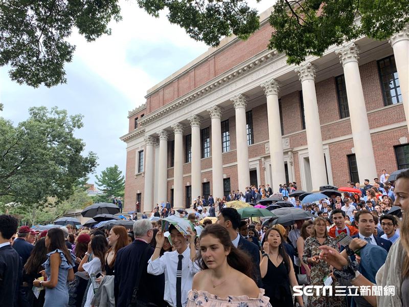 哈佛大學今日宣布,有3名學生和2名應屆畢業生的簽證被撤銷。(圖/留學生提供)