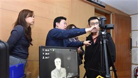 政院新聞中心設置紅外線熱像儀因應武漢肺炎防疫，行政院11日起在新聞中心門口新設「紅外線熱像儀」檢測進出人員體溫，若有發燒症狀者，將限制進入記者會會場。（行政院提供）中央社記者顧荃傳真 109年3月11日