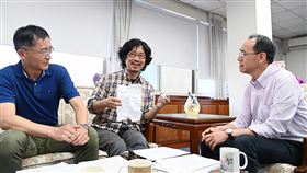 清華推新版素養題庫　增物理化學題108課綱上路，大學入學考試加入素養導向考題，清華大學推出題庫網站「讓素養飛」，今年新版題庫增加物理、化學素養題，清大教務長焦傳金（右起）、物理系教授洪在明、化學系教授洪嘉呈11日再次檢視題庫內容。（清華大學提供）中央社記者郭宣(文三)傳真　109年3月11日