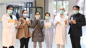 輔大校友感念醫護辛勞　捐贈護手霜輔仁大學張姓校友感念武漢肺炎防疫期間，醫院醫護人員辛勞付出，11日和妹妹前往輔大醫院捐出一批護手霜，為第一線醫護加油打氣。（輔大醫院提供）中央社記者黃旭昇新北市傳真　109年3月11日