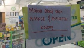 雅加達許多商家貼出口罩及消毒液售罄標