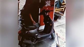 噁心　不想被移車？她朝機車吐口水