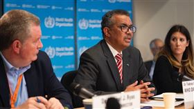 世界衛生組織秘書長譚德塞（中）11日宣布2019冠狀病毒疾病為全球「大流行」，預期疫情將進一步擴散。（圖取自twitter.com/WHO）