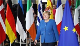 德國總理梅克爾（前）表示，高達7成德國人口可能感染武漢肺炎，由於目前沒有療法，所以重點得放在減緩傳播速度。