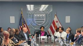 美國首都華盛頓哥倫比亞特區市長鮑賽（中）宣布進入緊急狀態。(圖/翻攝自推特)