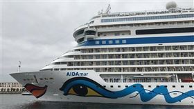 比利時11日通報境內首起武漢肺炎死亡病例後，禁止停在濟布魯治港口的愛達瑪號郵輪乘客下船。（圖取自facebook.com/AIDA）