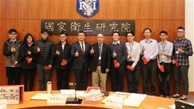國衛院團隊防疫貢獻　蔡其昌慰勉表揚國家衛生研究院合成武漢肺炎實驗性抗病毒藥物「瑞德西韋」，並已完成量產關鍵步驟「結晶化」，立法院副院長蔡其昌（左5）11日前往慰勉及表揚研究團隊。中央社記者管瑞平攝　109年3月11日