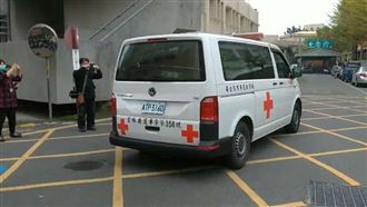 救護車已啟程　父淚求禮讓救救我孩子