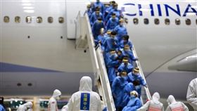 陳時中深夜緊盯包機　堅強背影逼哭上萬人、包機、武漢、消毒、檢疫、化學兵。（圖／翻攝自衛生福利部臉書）