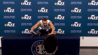 影片流出！確診球星曾故意摸遍麥克風