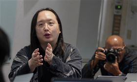 武漢肺炎疫情蔓延，不少外媒報導行政院政務委員唐鳳（左）是台灣防疫的關鍵角色，日本媒體還稱她是「38歲IQ 180的台灣天才IT大臣」。