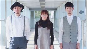 ▲新成員貝斯手-德懷（左起）與主唱-王暄晴、吉他手-欣峯，共組全新編制創作樂團「休思」。（嘉樂娛樂工作室提供）