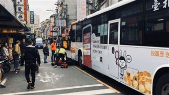 男270度玩命迴轉　慘遭公車輾骨折