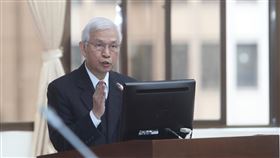 降息與否　楊金龍：金融穩定優先全球經濟受武漢肺炎疫情重創，吹起降息風，台灣是否跟進調降利率，央行總裁楊金龍（圖）12日強調，利率調整思考的層面相當廣泛，金融穩定仍是重要因素。中央社記者吳家昇攝　109年3月12日