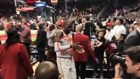 超怕！老鷹中鋒抱「整罐潔手液」狂奔
武漢肺炎,NBA,亞特蘭大老鷹,Dewayne Dedmon,潔手液
翻攝自推特