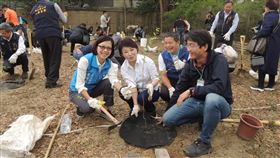 盧秀燕手植大肚山原生樹種台中市政府12日成立大肚山森林復育中心，啟動復育計畫，市長盧秀燕（前左2）親手種下一棵大肚山原生樹苗「台灣野梨」。中央社記者郝雪卿攝　109年3月12日